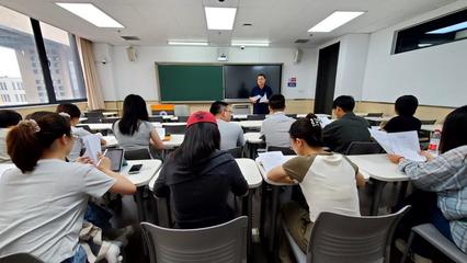 中心召開新學期研究生就業(yè)工作指導會，深化精準服務(wù)，拓寬高級尋聘渠道